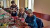 Seniorki robią ozdoby świąteczne